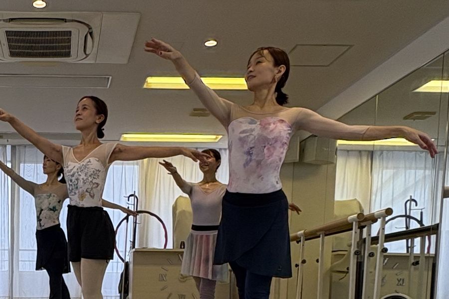 スタジオでセンターレッスンをする生徒さんたち