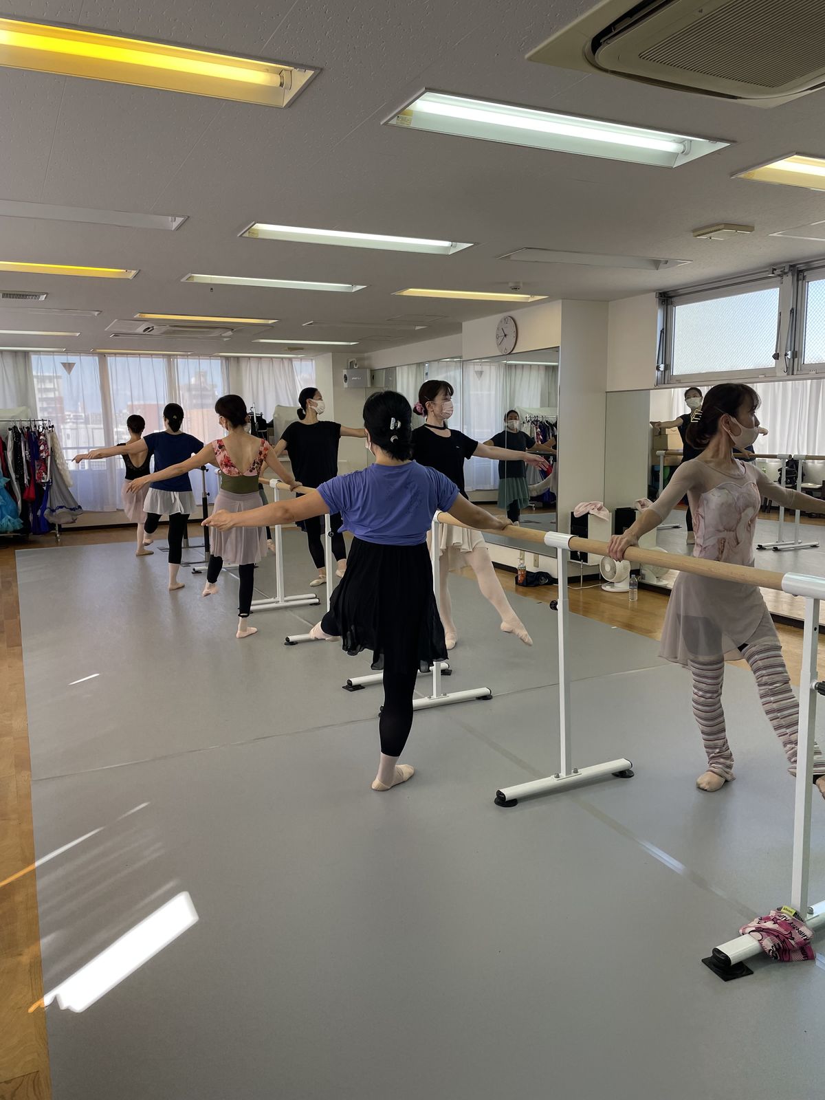 北千住のスタジオでのバーレッスンの様子