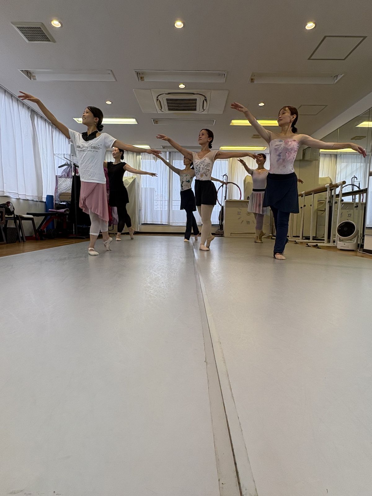 北千住のスタジオでのレッスン風景。笑顔で腕を広げる生徒さんたち